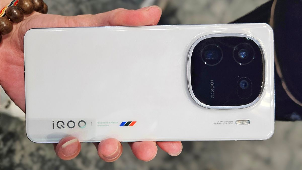 Exciting-News-iQOO-12-5G-to-Hit-Indian-Markets-–-Unbeatable-Price-64MP-Camera